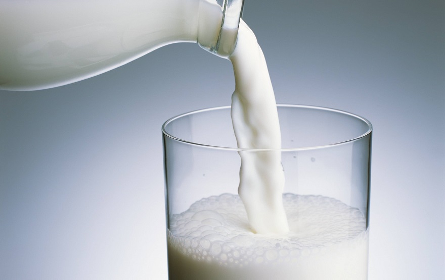 молоко в стакане и бутылке фото